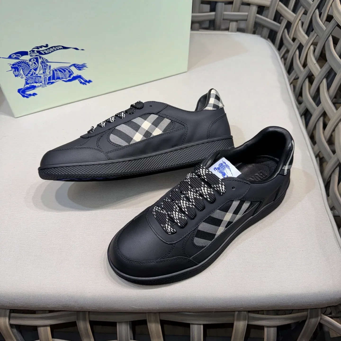 [Burberry] Top P: 680💰Size: 38-44 (45.46 custom-made) Burberry official website synchronized men's classic low-top sneakers | Made of original first-layer cowhide | Decorated with renewed brand logo | First-layer cowhide lining | Heel decorated with Burberry letter embossed logo | Original TPU outsole.